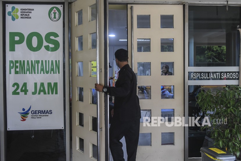 Petugas masuk kedalam Pos Pemantauan Covid-19 di ruang isolasi RSPI Prof Dr Sulianti Saroso, Sunter, Jakarta Utara, Rabu (4/3/2020). Seluruh ruang isolasi di RSPI sudah terisi penuh. 