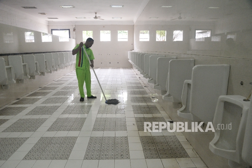 Petugas membersihkan toilet di SPBU 