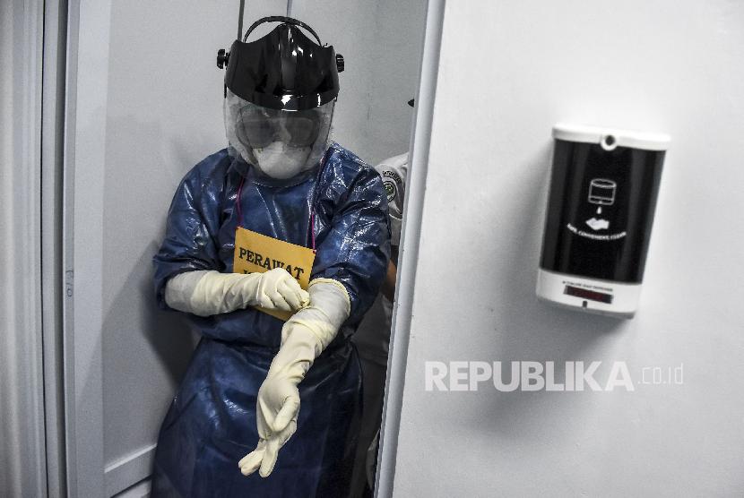 Petugas medis berada di area ruang isolasi saat simulasi penanganan pasien virus Corona (Covid-19) di Rumah Sakit Khusus Ibu dan Anak (RSKIA) Kota Bandung, Jalan KH Wahid Hasyim, Kota Bandung, Jumat (13/3).(Republika/Abdan Syakura)
