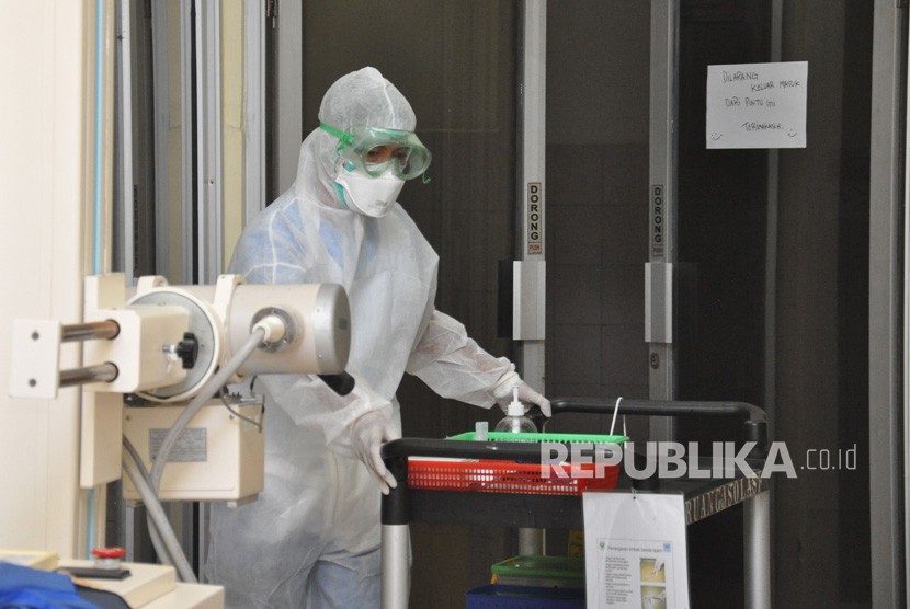 Petugas medis berada di dalam ruangan infeksius Rumah Sakit Umum Pusat (RSUP) Adam Malik Medan, Sumatera Utara. (ilustrasi)