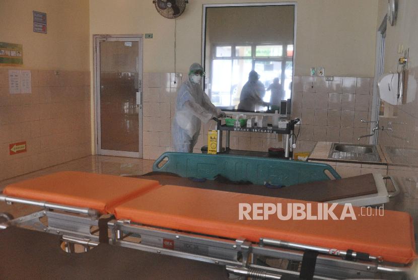 Petugas medis berada di dalam ruangan infeksius Rumah Sakit Umum Pusat (RSUP) Adam Malik Medan, Sumatera Utara, Rabu (4/3).