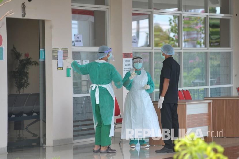 Petugas medis beraktivitas di Rumah Sakit Perguruan Tinggi Negeri Universitas Udayana, Jimbaran, Badung, Bali