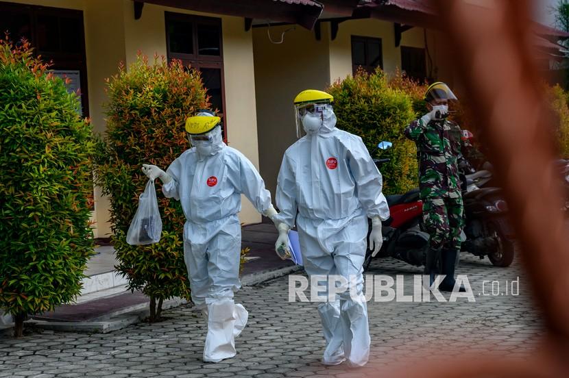 Petugas medis berjalan.  Persatuan Perawat Nasional Indonesia (PPNI) mencatat sedikitnya 93 perawat Indonesia meninggal dunia usai menangani kasus virus corona SARS-CoV2 (Covid-19). 