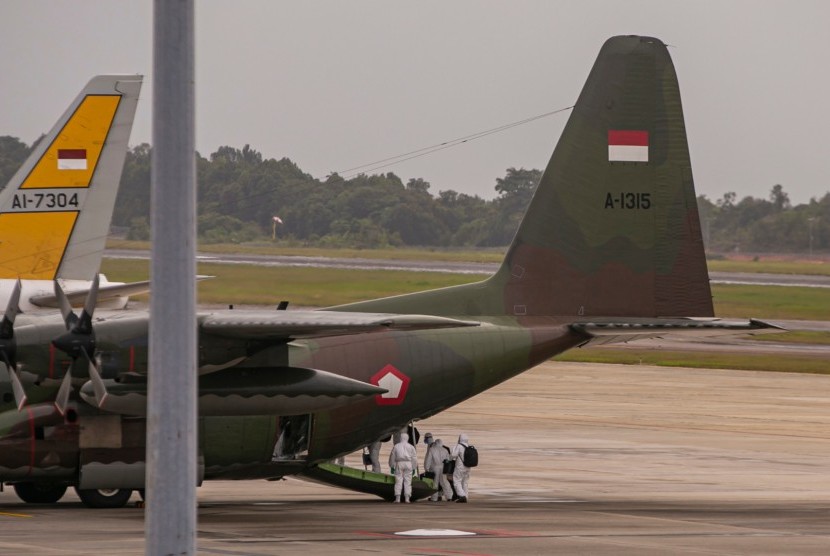 Petugas medis bersiap di pesawat C-130 sebelum terbang menuju Ranai Natuna untuk mengawal sebanyak 238 WNI yang dievakuasi dari Kota Wuhan China di Bandara Hang Nadim, Batam, Kepulauan Riau, Minggu (2/2/2020). WNI yang dievakuasi dari Wuhan tersebut kemudian diterbangkan kembali menuju Ranai, Natuna untuk menjalani observasi. 