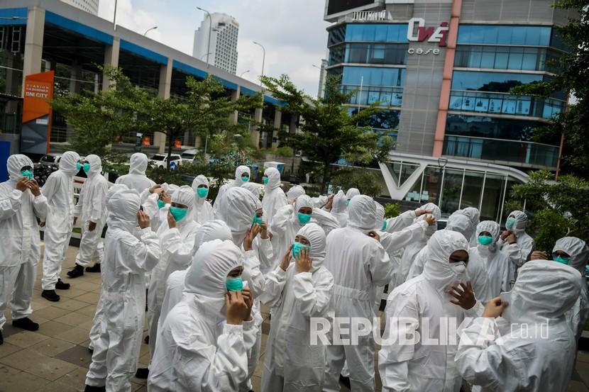 Petugas medis bersiap menggelar pemeriksaan cepat atau rapid test COVID-19 di Terowongan Kendal, Jakarta Pusat.