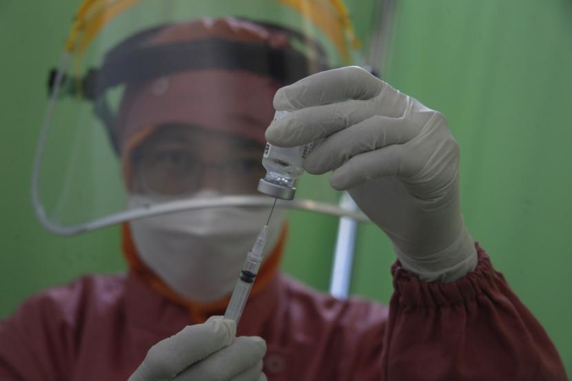 Juru Bicara Kementerian Kesehatan (Kemenkes) RI Mohammad Syahril melaporkan sebanyak 13 provinsi di Indonesia telah memenuhi capaian target 70 persen vaksinasi Covid-19 dosis lengkap.