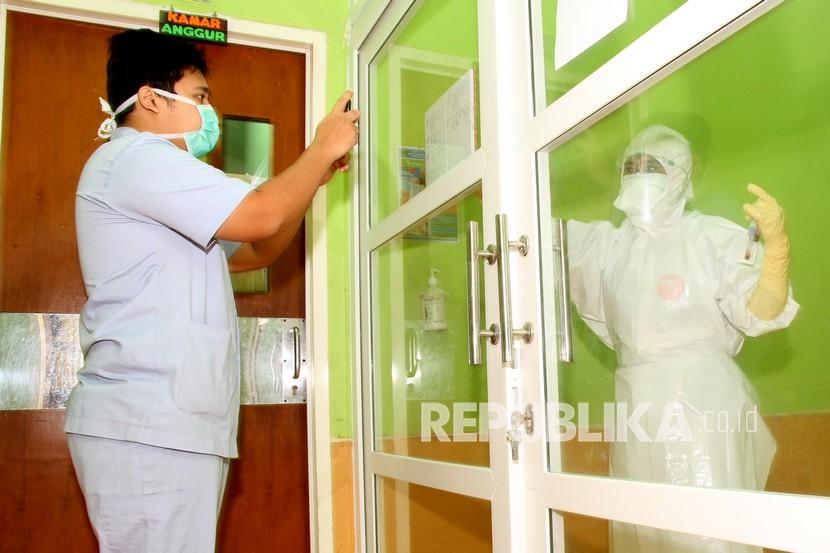 Petugas medis bertugas di dalam ruang rawat isolasi Covid-19 Rumah Sakit Umum Daerah-Cut Nyak Dhien, Meulaboh, Aceh Barat, Aceh, Senin (14/9/2020). Penambahan kasus baru Covid-19 di Aceh paling banyak disumbang warga Kota Banda Aceh.