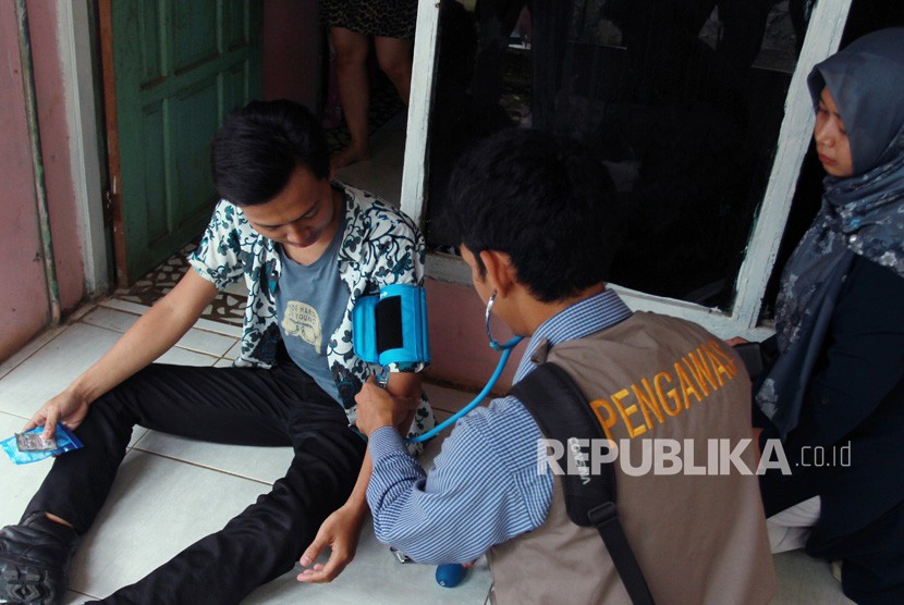 Petugas medis dari dinas kesehatan Kota Tangerang Selatan melakukan pemeriksaan kesehatan seoarang warga yang diduga terjangkit chikungunya di Jombang, Tangerang Selatan, Banten, Jumat (14/2/2020). 