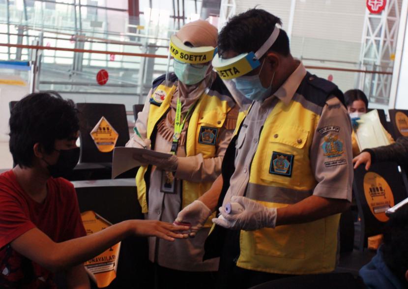 Petugas medis dari Kantor Kesehatan Pelabuhan (KKP) Kelas 1 Soekarno-Hatta melakukan pengecekan kesehatan.