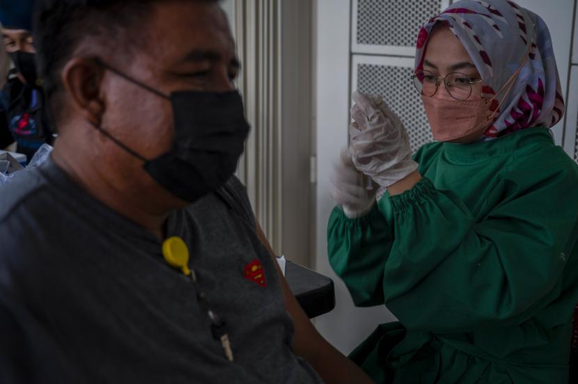 Petugas medis dari Satuan Brimobda Sulteng menyiapkan vaksin saat digelarnya vaksinasi COVID-19 di sebuah kawasan wisata di Palu, Sulawesi Tengah, Sabtu (18/12/2021). Presiden Joko Widodo (Jokowi) meminta Pemerintah Provinsi Sulawesi Tengah (Sulteng) dan TNI-Polri mengutamakan pelaksanaan vaksinasi COVID-19 dosis ketiga.