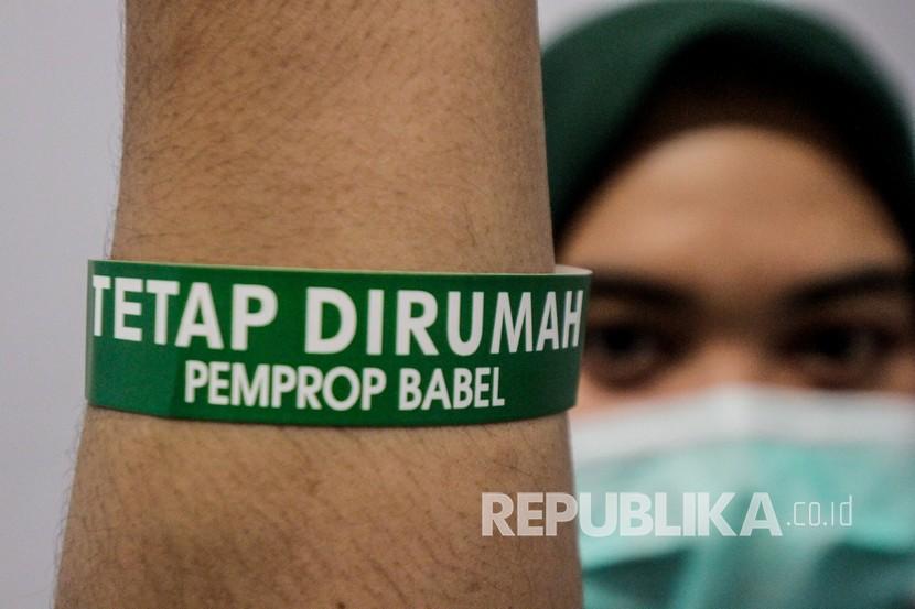 Petugas medis Dinas Kesehatan Provinsin Kepulauan Bangka Belitung menunjukan gelang yang diperuntukan bagi Orang Dalam Pengawasan (ODP) atau gelang tetap di rumah di Bandara Depati Amir, Pangkalpinang, Kepulauan Bangka Belitung, Kamis (9/4/2020).