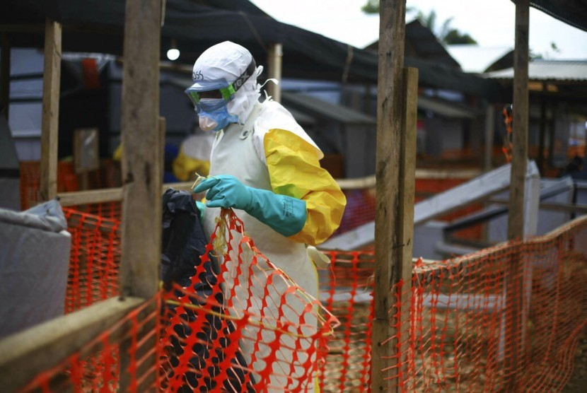 Petugas medis ebola bekerja di pusat kesehatan di Beni, Kongo bagian Timur. 