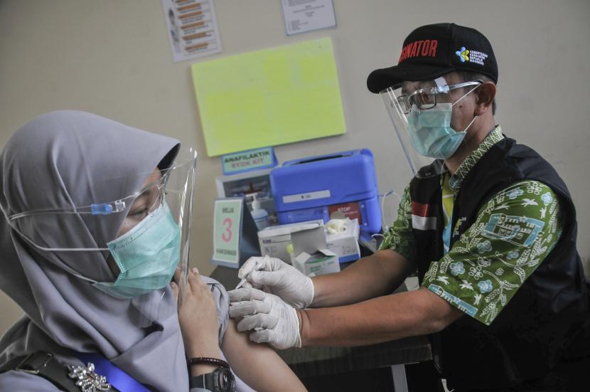 Petugas medis (kanan) menyimulasikan pemberian vaksin COVID-19 di Puskesmas Cikarang, Kabupaten Bekasi, Jawa Barat.