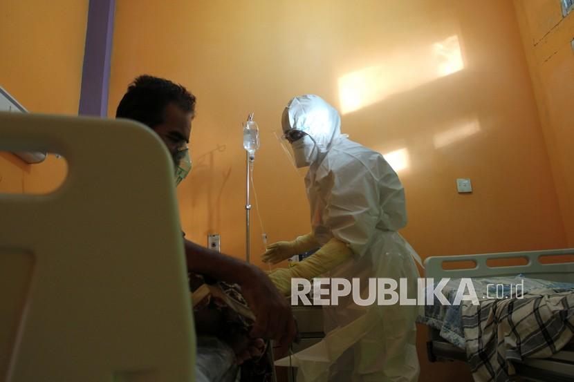 Petugas medis (kanan) merawat pasien di ruang rawat isolasi COVID-19 Rumah Sakit Umum Daerah-Cut Nyak Dhien, Meulaboh, Aceh Barat, Aceh, Senin (14/9/2020). Ikatan Dokter Indonesia (IDI) Provinsi Aceh menyatakan paramedis yang bertugas dalam penanganan pasien COVID-19 di Aceh belum mendapatkan dana insentif dari Pemerintah.
