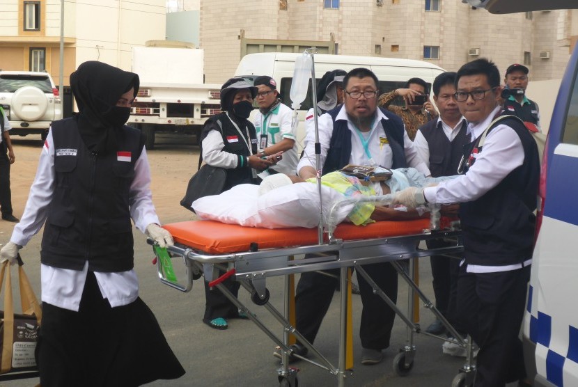 Petugas medis KKHI Madinah membawa masuk seorang jamaah haji Indonesia ke KKHI Madinah, Al Aridh, Arab Saudi pada Ahad (6/8). 