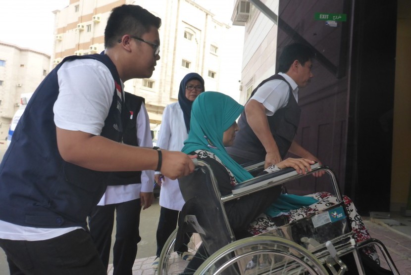 Petugas medis KKHI Madinah membawa masuk seorang jamaah haji Indonesia ke KKHI Madinah, Al Aridh, Arab Saudi pada Ahad (6/8). 