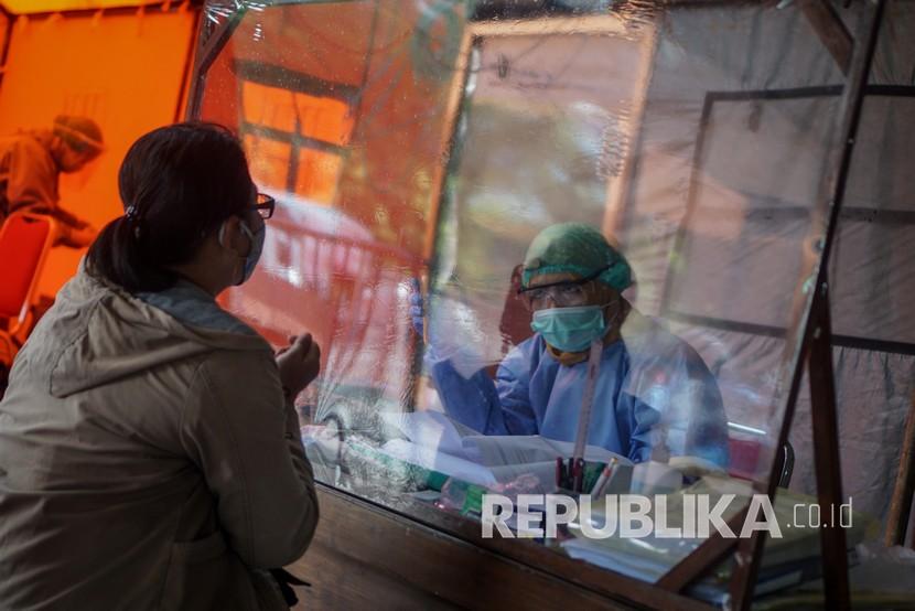 Petugas Medis melakukan pendataan dan pemeriksaan kesehatan kepada pemudik yang datang dari luar kota di Posko Covid-19 Graha Wisata Niaga, Solo, Jawa Tengah, Rabu (15/4).