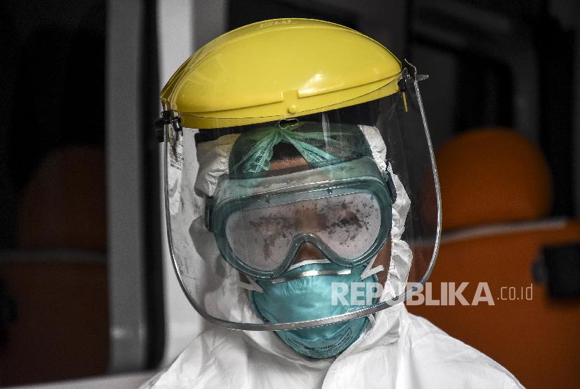 Petugas medis melakukan simulasi penanganan pasien terjangkit virus Corona (Covid-19) di RSUP Hasan Sadikin, Jalan Pasteur, Kota Bandung, Jumat (6/3)