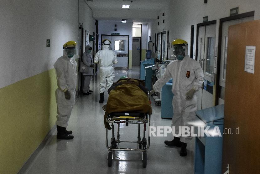 Petugas medis melakukan simulasi penanganan pasien terjangkit virus Corona (Covid-19) di RSUP Hasan Sadikin, Jalan Pasteur, Kota Bandung, Jumat (6/3). Ombudsman akan memeriksa kualitas RS rujukan corona di Indonesia.
