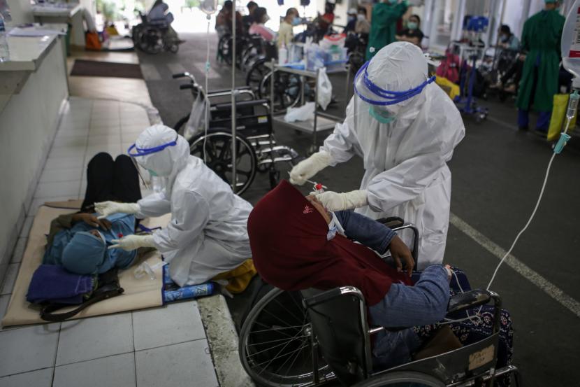 Petugas medis melakukan tes usap PCR terhadap pasien di selasar Ruang IGD RSUD Cengkareng, Jakarta.