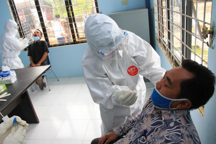 Petugas medis melakukan tes usap (swab test) COVID-19 terhadap warga di Laboratorium Kesehatan Daerah (Labkesda) Kabupaten Aceh Barat, Aceh, Kamis (24/9/2020). 