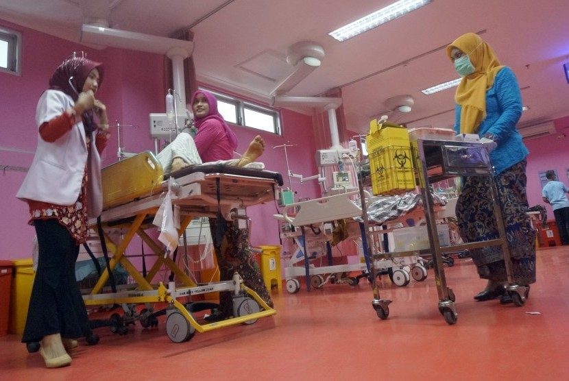 Pasien Terduga Corona di RSUD Tulungagung Membaik. Petugas medis melayani pasien di RSUD dr Iskak, Tulungagung, Jawa Timur. 