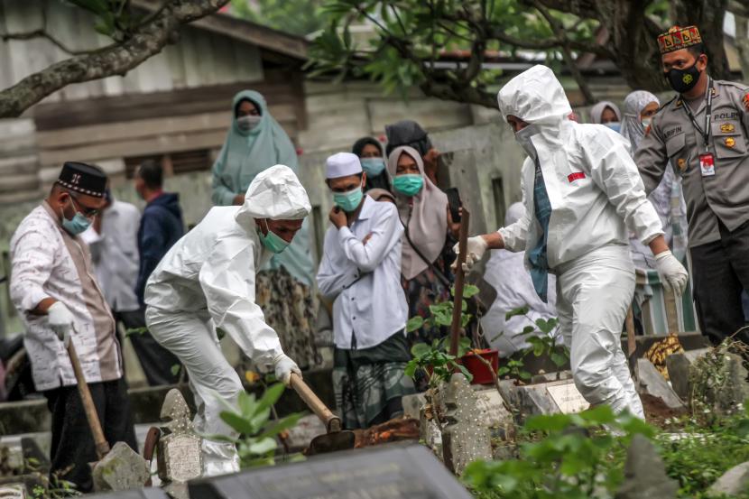 Petugas medis memakamkan jenazah pasien positif COVID-19 di Tempat Pemakaman Umum (TPU) Desa Kuta Blang, Lhokseumawe, Aceh, Selasa (18/5/2021). Presiden Joko Widodo mengingatkan Aceh dan 14 provinsi lainnya agar hati-hati terhadap peningkatan kasus COVID-19 pasca Idul fitri 1442 Hijriah. Sementara per 16 Mei 2021 kasus positif COVID-19 Aceh mencapai 12.340 orang, sebanyak 10.331 orang diantaranya sembuh, pasien masih dirawat 1.510 orang dan 499 orang meninggal dunia. 