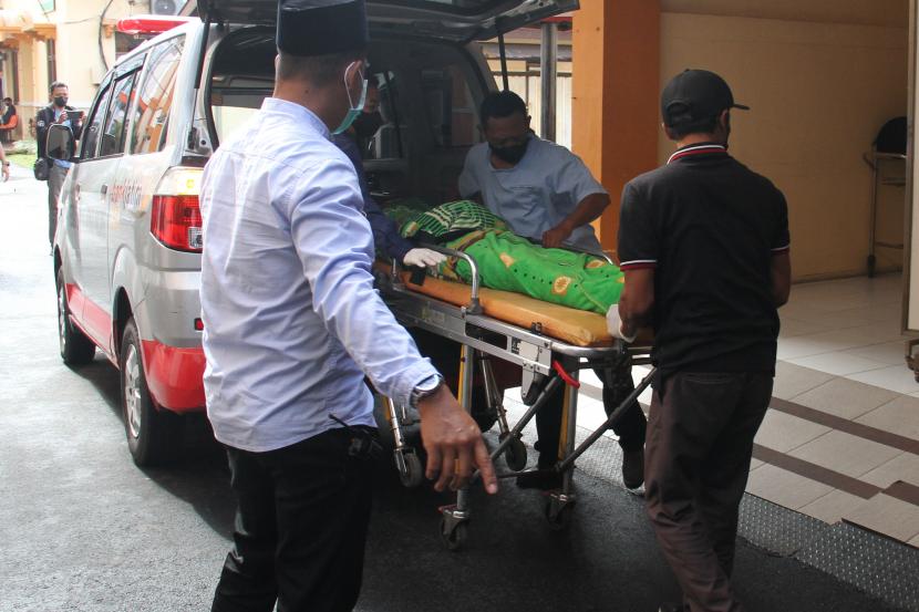 Petugas medis memasukkan jenazah Reivano Dwi Afriansyah untuk pendataan di Kamar Jenazah Rumah Sakit Syaiful Anwar (RSSA) Malang, Jawa Timur, Jumat (21/10/2022). Reivano menjadi korban meninggal dunia dari tragedi Kanjuruhan ke-134 usai menjalani perawatan di ruang Intensive Care Unit (ICU). 