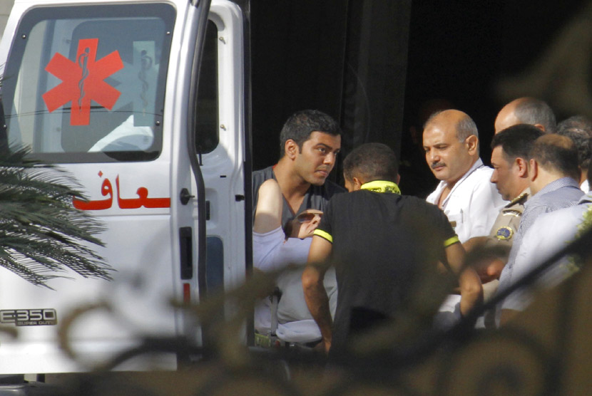 Petugas medis membawa mantan Presiden Mesir Husni Mubarak, masuk ke dalam ambulans setelah setelah ia diterbangkan  melalui helikopter dari penjara Tora ke Rumah Sakit Militer Maadi di Kairo, Kamis (22/8). (AP/Amr Nabil)