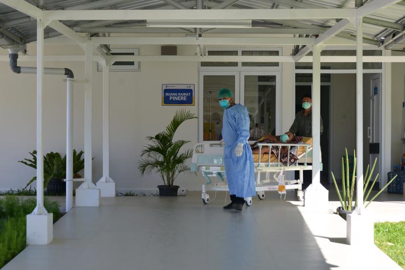 Petugas medis membawa pasien menggunakan tempat tidur roda keluar dari ruangan rawat pinere saat peresmian dan pengoperasian Rumah Sakit Rujukan COVID-19 di Banda Aceh, Aceh, Selasa (20/4).Pemerintah menyiapkan skenario terburuk untuk mengantisipasi terjadinya lonjakan kasus Covid-19 pascalebaran nanti.