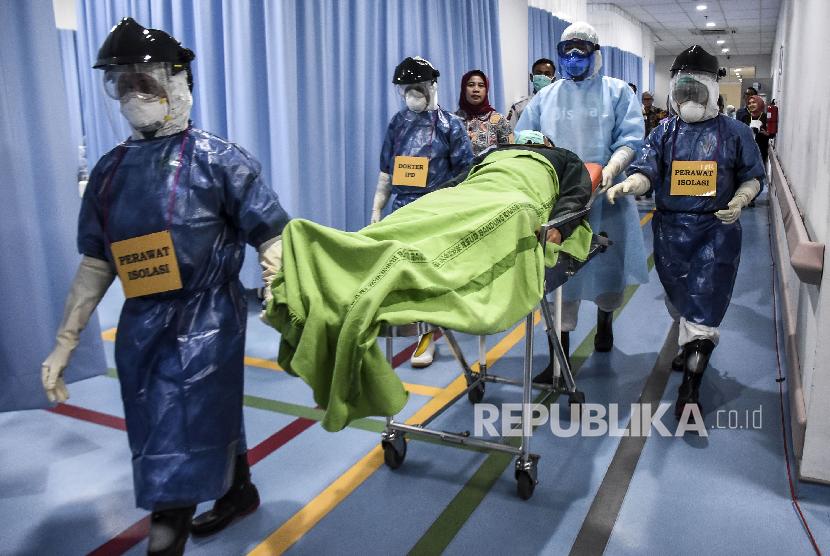Petugas medis membawa pasien menuju ruang isolasi saat simulasi penanganan pasien virus Corona (Covid-19) di Rumah Sakit Khusus Ibu dan Anak (RSKIA) Kota Bandung, Jalan KH Wahid Hasyim, Kota Bandung, Jumat (13/3). (Republika/Abdan Syakura)