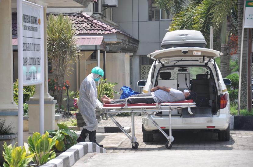 RSUP Adam Malik Medan Tambah 33 Ruang Isolasi Covid-19. Petugas medis membawa seorang Pasien Dalam Pengawasan (PDP) terduga Covid-19 di Rumah Sakit Umum Pusat (RSUP) H Adam Malik Medan, Sumatra Utara.