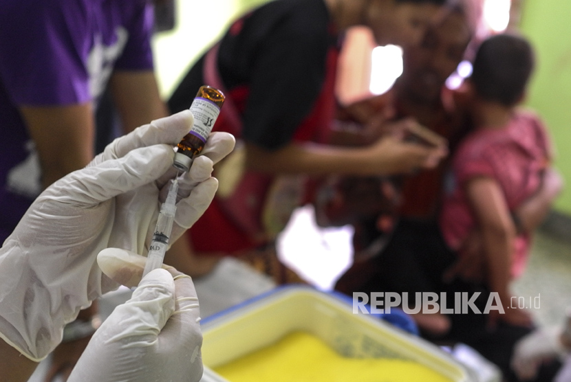 Petugas medis memberikan imunisasi campak dan rubella (MR) pada seorang anak dalam Kampanye Imunisasi di Solo, Jawa Tengah, Selasa (1/8). 