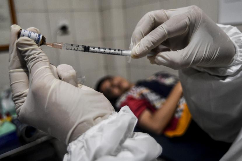 Petugas medis memberikan penanganan kepada seorang pasien yang mengalami reaksi saat simulasi pemberian vaksin COVID-19 Sinovac di Puskesmas Kelurahan Cilincing I, Jakarta, Selasa (12/1/2021). Simulasi tersebut digelar sebagai persiapan penyuntikan vaksinasi COVID-19 yang rencananya akan dilakukan oleh pemerintah pada 13 Januari 2021
