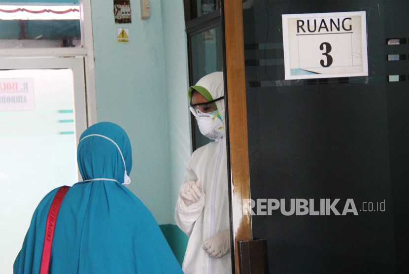 Petugas medis memberikan pengarahan kepada seorang keluarga pasien yang baru masuk ruang isolasi instalasi paru Rumah Sakit Umum Daerah (RSUD) Dumai di Dumai, Riau, Sabtu (7/3/2020). 
