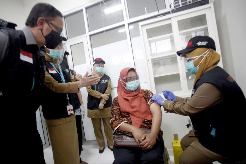 Petugas medis memberikan vaksin COVID-19 disaksikan Wali Kota Bogor Bima Arya (kiri) pada simulasi vaksinasi COVID-19 di Puskesamas Tanah Sareal, Kota Bogor, Jawa Barat, Rabu (18/11/2020). Menteri Kesehatan (Menkes) Terawan Agus Putranto mengatakan, pemerintah menargetkan imunisasi COVID-19 akan diberikan kepada 67 persen dari 160 juta penduduk berusia 18-59 tahun atau sebanyak 107,2 juta orang, pemberian vaksinasi akan dilakukan melalui skema vaksin program dan vaksin mandiri