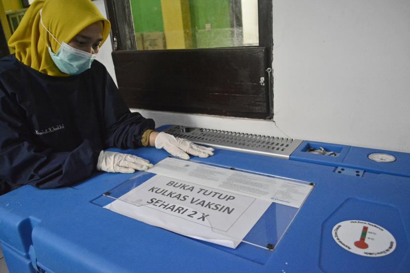 Garut Siap Perbanyak Puskesmas untuk Vaksinasi Covid-19. Petugas medis memeriksa alat pendingin vaksin COVID-19 di Ruang menyimpanan vaksin, puskesmas Cipanas, Tarogong Kaler, Kabupaten Garut, Jawa Barat.