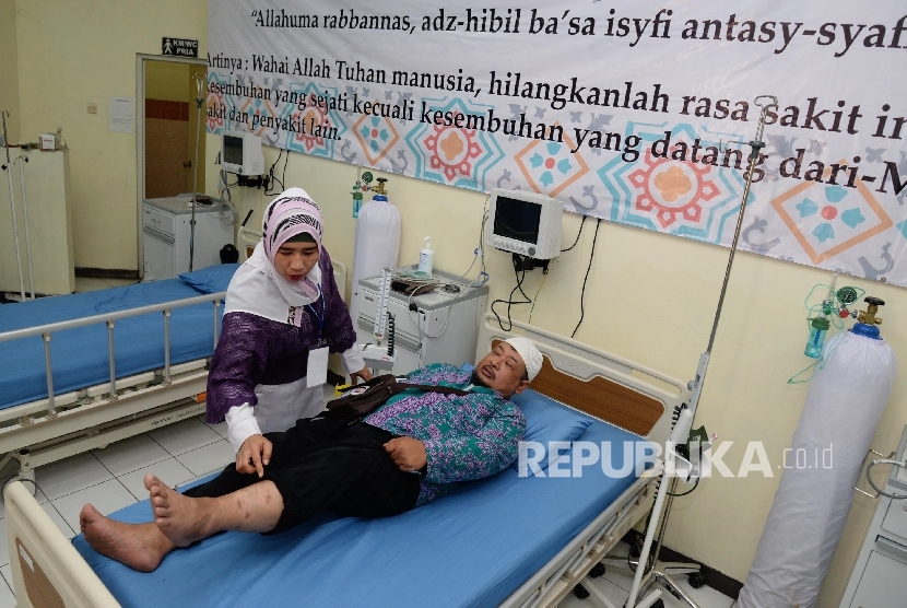 Petugas medis memeriksa calon jamaah haji di Klinik Embarkasi Asrama Haji Bekasi, Jabar (11/8). (Republika/ Yasin Habibi)