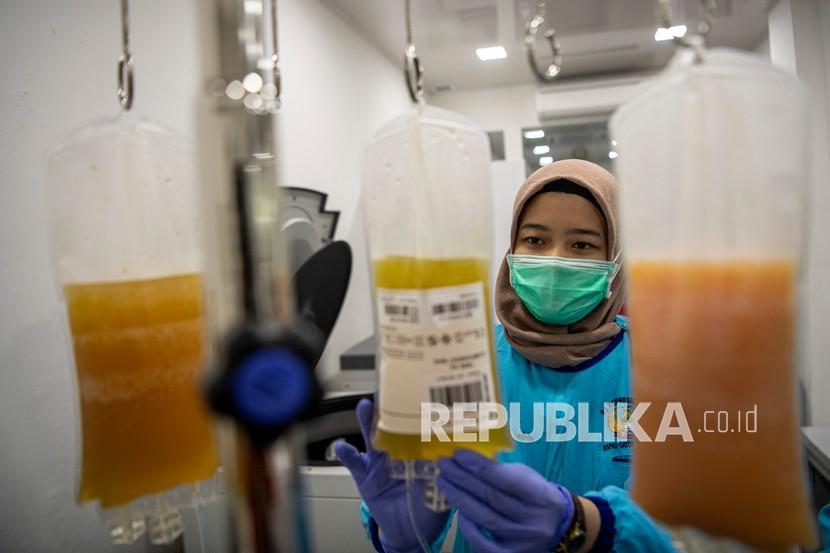Petugas medis memeriksa kantong berisi plasma konvalesen dari pasien sembuh COVID-19 di Unit Tranfusi Darah (UTD) Rumah Sakit Pusat Angkatan Darat (RSPAD) Gatot Soebroto Jakarta, Selasa (18/8/2020). Pengambilan plasma konvalesen pasien sembuh COVID-19 yang menggunakan alat apheresis bertujuan untuk membantu penyembuhan pasien terkonfirmasi COVID-19.