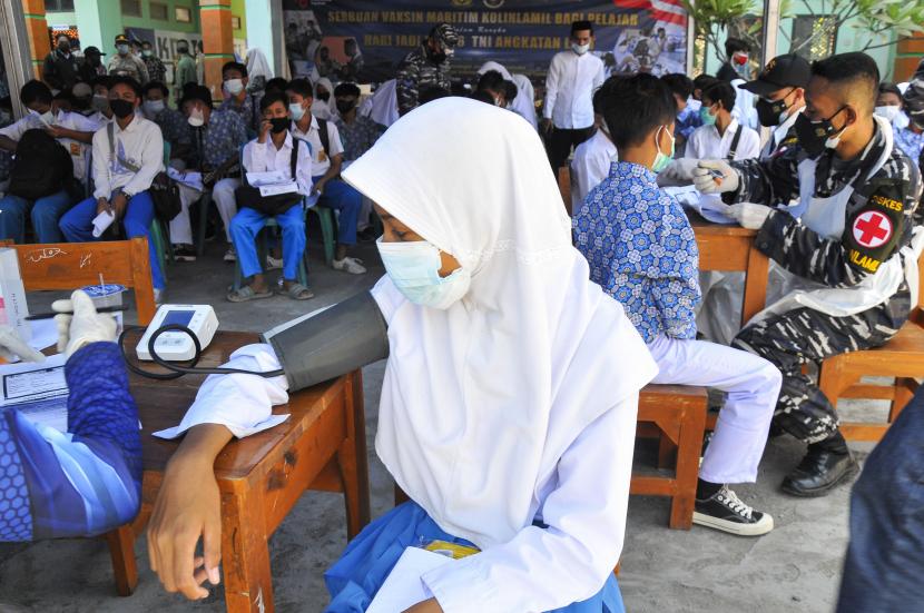 Petugas medis memeriksa kesehatan pelajar Madrasah Al Husna Waziyadah sebelum vaksinasi Covid-19 