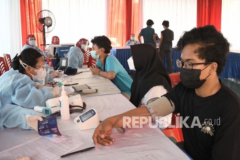 Petugas medis memeriksa kesehatan peserta sebelum menyuntikkan vaksin COVID-19 di Babelan, Kabupaten Bekasi, Jawa Barat, Selasa (3/8/2021). Vaksinasi tersebut menargetkan 150 peserta usia 12-17 tahun.