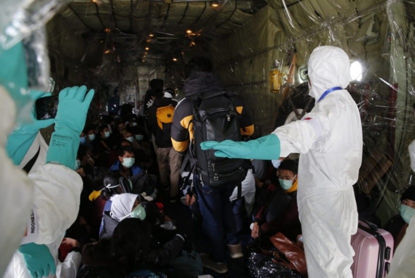 Petugas medis memeriksa kesehatan Warga Negara Indonesia (WNI) dari Wuhan, China yang baru tiba di Bandara Hang Nadim, Batam. Kemenkominfo ingatkan kemungkinan penyebaran virus corona dari pengiriman barang