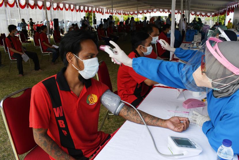 Petugas medis memeriksa kondisi kesehatan warga binaan yang akan mendapatkan suntikan vaksin COVID-19 di Lembaga Pemasyarakatan (Lapas) Pemuda Kelas IIA Madiun, Jawa Timur, Selasa (21/9/2021). Sebanyak 750 orang warga binaan di lembaga pemasyarakaan tersebut mengikuti vaksinasi suntikan dosis pertama vaksin Astrazeneca.