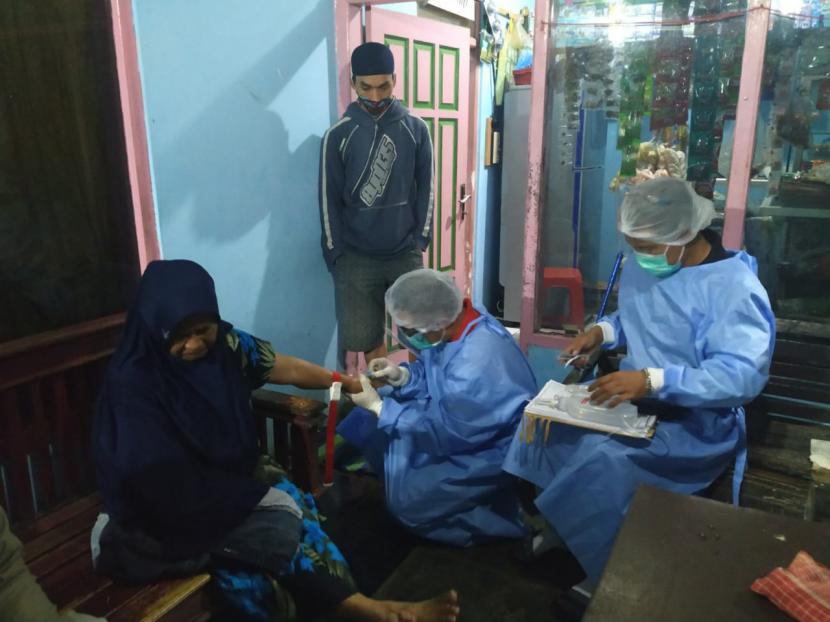 Petugas medis memeriksa kondisi puluhan warga di Kampung Gunung Ranji, Kelurahan Karsamenak, Kecamatan Kawalu, Senin (27/7) dini hari. Puluhan warga di kampung itu diduga mengalami keracunan massal setelah menghadiri syukuran di salah satu rumah warga. 