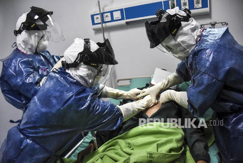 Petugas medis memeriksa pasien saat simulasi penanganan pasien virus Corona (Covid-19) di Rumah Sakit Khusus Ibu dan Anak (RSKIA) Kota Bandung, Jalan KH Wahid Hasyim, Kota Bandung, Jumat (13/3). (Republika/Abdan Syakura)