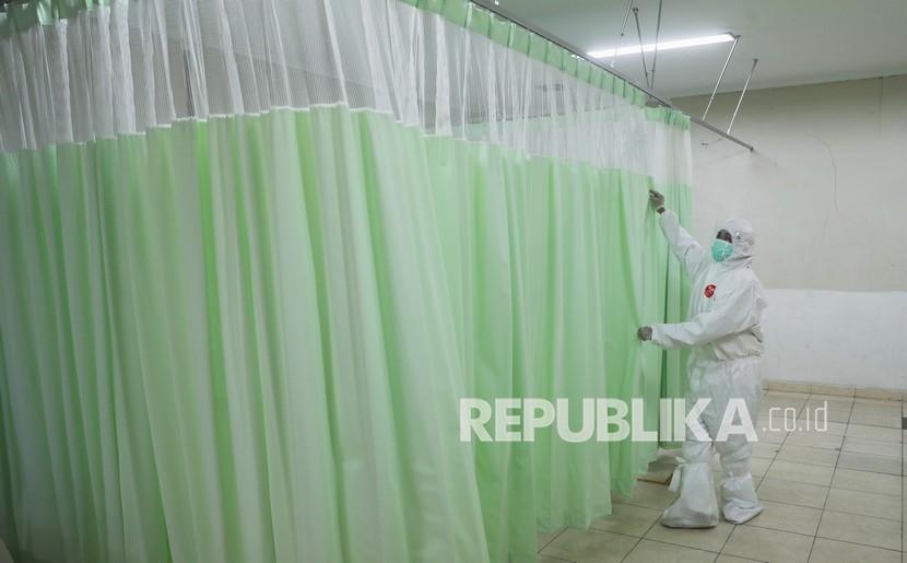 Petugas medis memeriksa ruang isolasi darurat di Stadion Patriot Candrabhaga Bekasi (ilustrasi)
