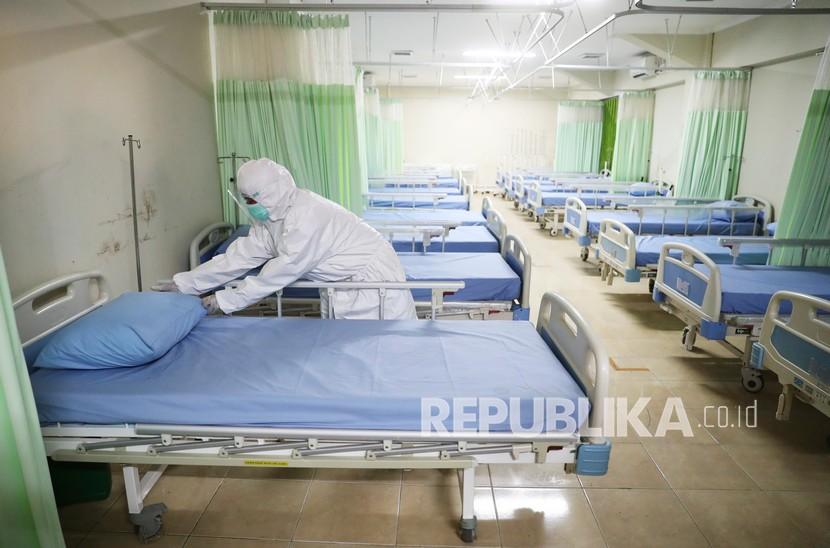 Petugas medis memeriksa ruang isolasi darurat di Stadion Patriot Candrabhaga yang dipersiapkan untuk menjadi fasilitas karantina bagi orang-orang yang menunjukkan gejala COVID-19 di tengah wabah baru virus corona di Bekasi, ,Rabu (9/9/2020). 
