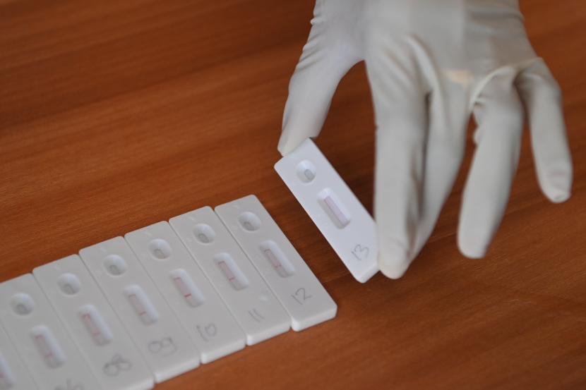 Petugas medis memeriksa sampel tes usap antigen dari kontingen cabor panahan di Hotel Gamalama, Jayapura, Papua, Ahad (7/11/2021). Pengecekan kesehatan di hotel lokasi kontingen menginap tersebut untuk mengantisipasi penyebaran COVID-19 jelang pertandingan cabor penahan Peparnas Papua.