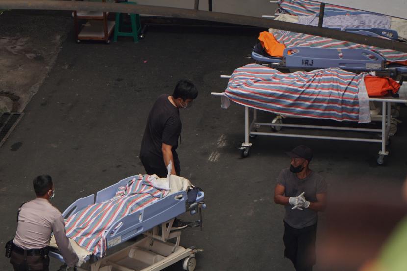 Petugas medis memindahkan jenazah korban kerusuhan Stadion Kanjuruhan, (ilustrasi).