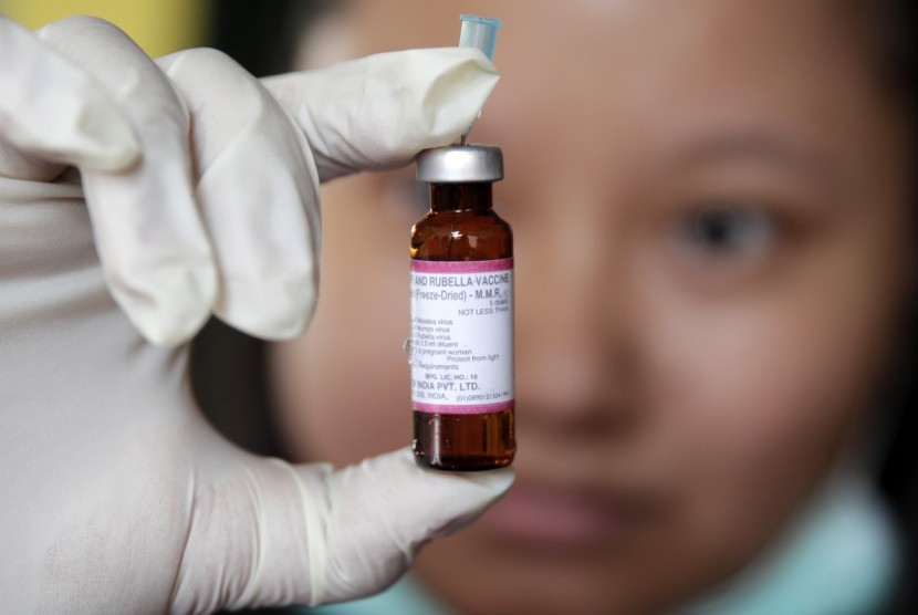 Pemerintah Samoa sedang berupaya menekan epidemik campak dengan vaksinasi. Foto: Petugas medis memperlihatkan botol berisi vaksin campak.